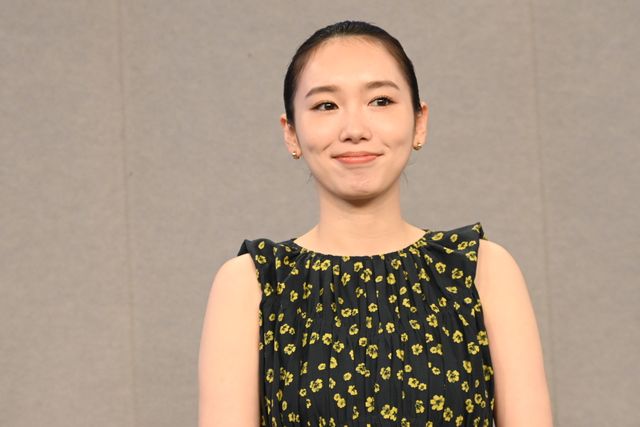 飯豊まりえ、ふんわり花柄ドレスで登壇！「泉京香は黙らない」取材会（6枚目）