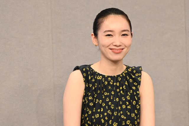 飯豊まりえ、ふんわり花柄ドレスで登壇！「泉京香は黙らない」取材会（16枚目）