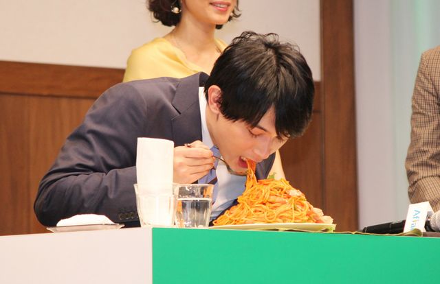 西島秀俊＆吉沢亮のはにかみ笑顔！アフラック新商品発表会（2枚目）