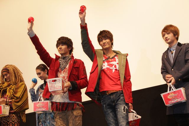 山谷花純らニンニンジャーキャストの目には涙！映画『手裏剣戦隊ニンニンジャーVSトッキュウジャー THE MOVIE 忍者・イン・ワンダーランド』舞台あいさつフォトギャラリー（12枚目）