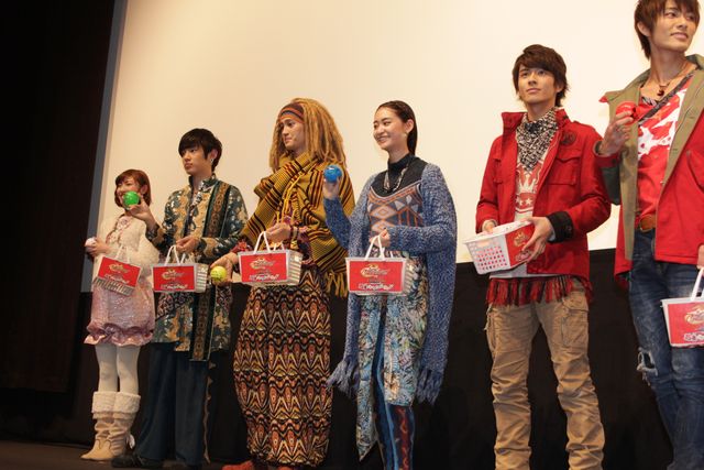 山谷花純らニンニンジャーキャストの目には涙！映画『手裏剣戦隊ニンニンジャーVSトッキュウジャー THE MOVIE 忍者・イン・ワンダーランド』舞台あいさつフォトギャラリー（13枚目）