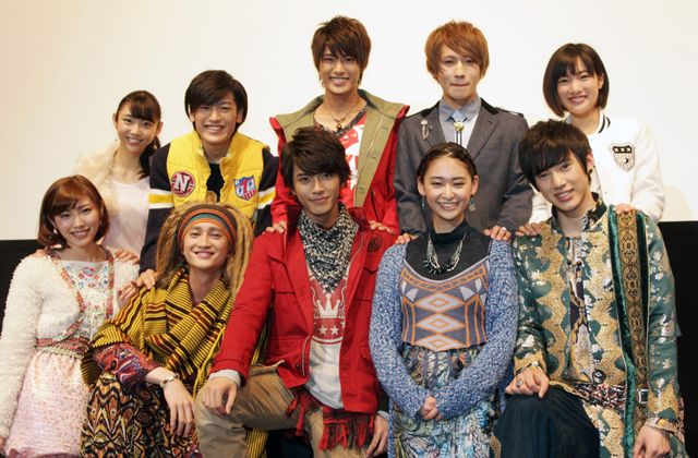 山谷花純らニンニンジャーキャストの目には涙！映画『手裏剣戦隊ニンニンジャーVSトッキュウジャー THE MOVIE 忍者・イン・ワンダーランド』舞台あいさつフォトギャラリー（15枚目）