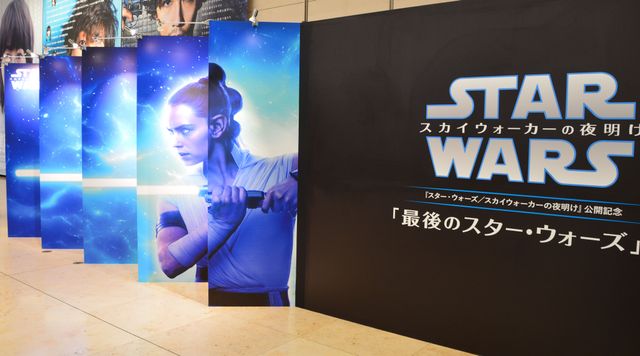 井波彫刻による映画ポスターも!「最後のスター・ウォーズ」展、会場の様子:フォトギャラリー