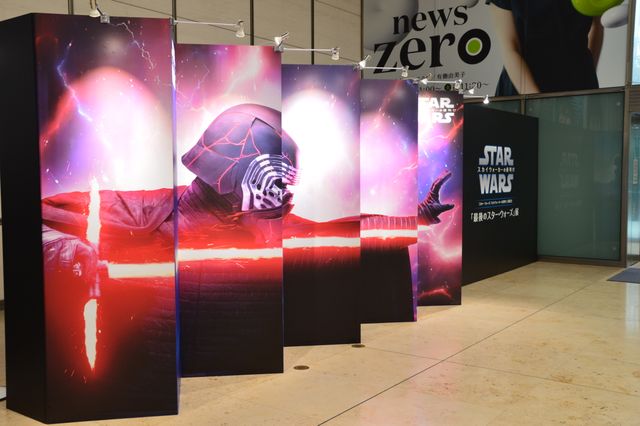 井波彫刻による映画ポスターも！「最後のスター・ウォーズ」展、会場の様子（2枚目）