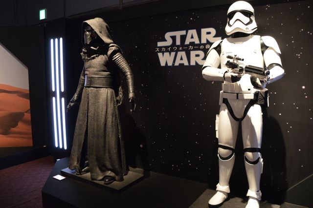 井波彫刻による映画ポスターも！「最後のスター・ウォーズ」展、会場の様子（6枚目）
