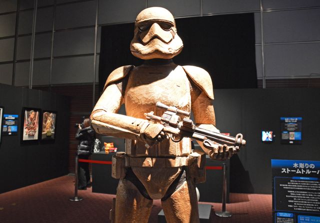井波彫刻による映画ポスターも！「最後のスター・ウォーズ」展、会場の様子（7枚目）
