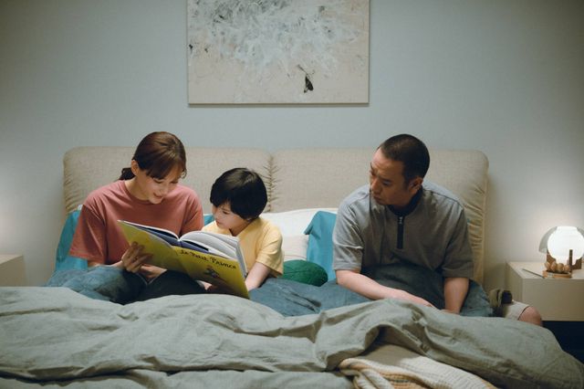 映画『箱の中の羊』より音々(綾瀬はるか)がヒューマノイド・翔(桑木里夢)に「星の王子さま」を読み聞かせる