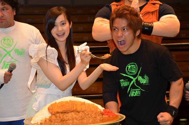 串田アキラ、後楽園ホールのリング上で「ギャバン」熱唱に、三沢ファンも涙！　画像ギャラリー（2枚目）