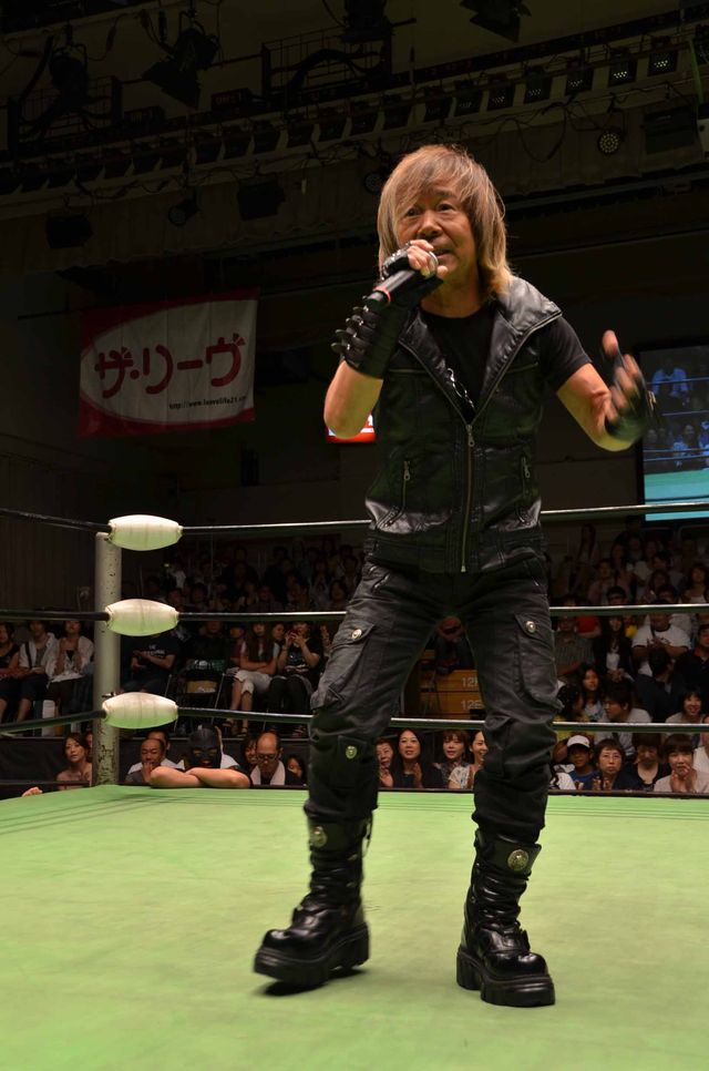 串田アキラ、後楽園ホールのリング上で「ギャバン」熱唱に、三沢ファンも涙！　画像ギャラリー（6枚目）