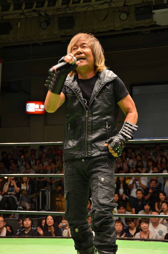 串田アキラ、後楽園ホールのリング上で「ギャバン」熱唱に、三沢ファンも涙！　画像ギャラリー（7枚目）