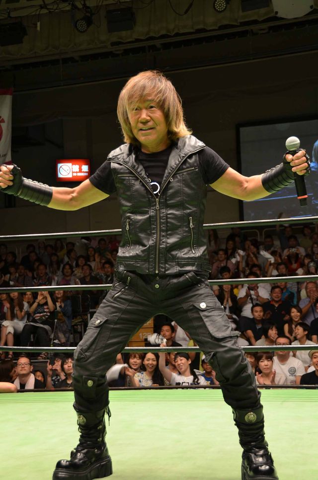 串田アキラ、後楽園ホールのリング上で「ギャバン」熱唱に、三沢ファンも涙！　画像ギャラリー（9枚目）