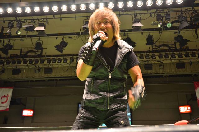 串田アキラ、後楽園ホールのリング上で「ギャバン」熱唱に、三沢ファンも涙！　画像ギャラリー（10枚目）