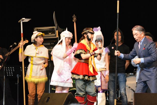 堺正章、コメディ栄誉賞受賞！　西遊記衣装で参加の「ももクロ」らの祝福に感無量の表情！　画像ギャラリー（19枚目）