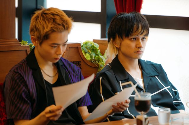 映画『愚か者の身分』より闇ビジネスに手を染めるマモル(林裕太)とタクヤ(北村匠海)