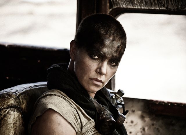 映画『マッドマックス　怒りのデス・ロード』よりシャーリーズ・セロンが演じた女戦士フュリオサ