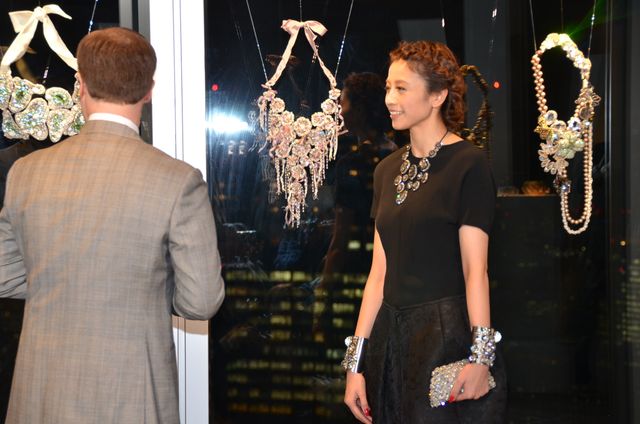 片瀬那奈出席！展覧会「SWAROVSKI ELEMENTS WORLD JEWELRY FACETS TOKYO」オープニングイベントフォトギャラリー（3枚目）