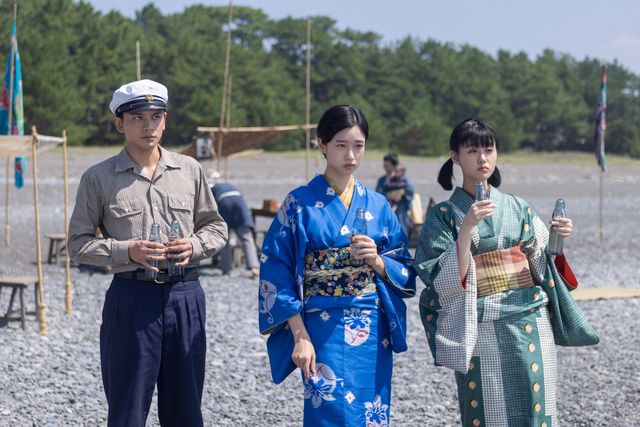 険しい表情の嵩（北村匠海）と蘭子（河合優実）…朝ドラ「あんぱん」第14回：フォトギャラリー