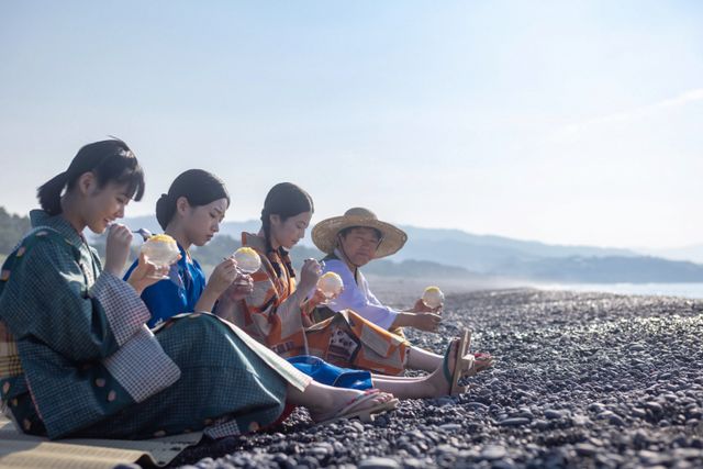 険しい表情の嵩（北村匠海）と蘭子（河合優実）…朝ドラ「あんぱん」第14回（4枚目）