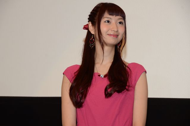 戸松遥、ピンクのドレスで可愛すぎる！『劇場版　ソードアート・オンライン　－オーディナル・スケール－』初日舞台あいさつフォトギャラリー（11枚目）