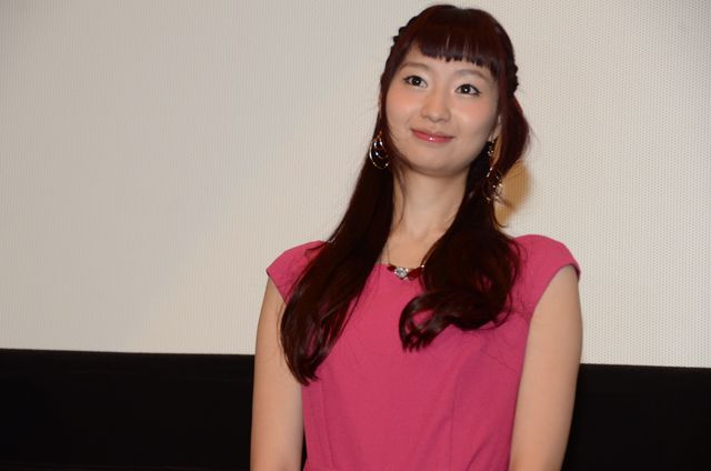 戸松遥、ピンクのドレスで可愛すぎる！『劇場版　ソードアート・オンライン　－オーディナル・スケール－』初日舞台あいさつフォトギャラリー（12枚目）