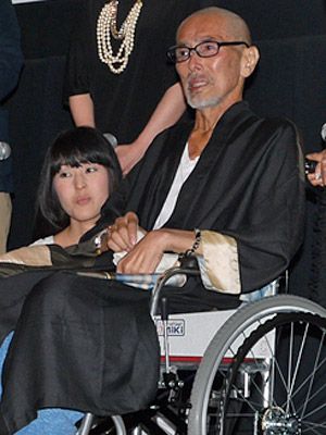闘病中ながら、車いすで観客の前に姿を見せた原田芳雄