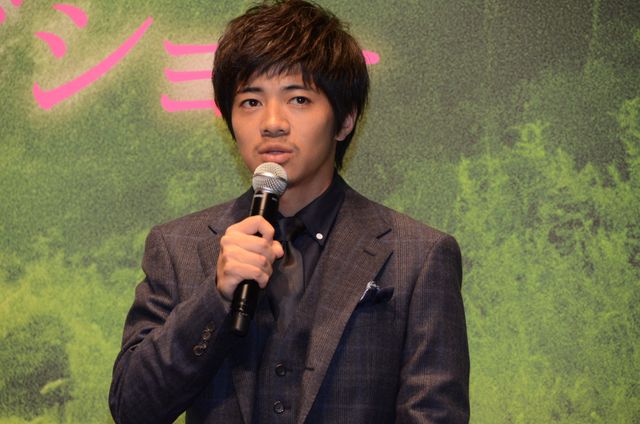 佐藤浩市、本田翼にデレデレ!?映画『起終点駅 ターミナル』完成会見フォトギャラリー(9枚目)