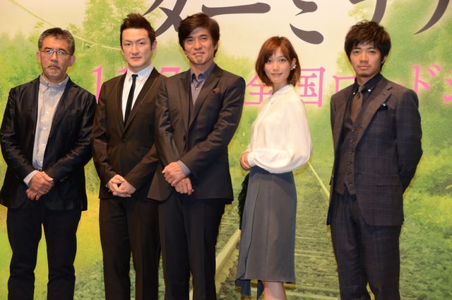 佐藤浩市、本田翼にデレデレ!?映画『起終点駅　ターミナル』完成会見フォトギャラリー（16枚目）