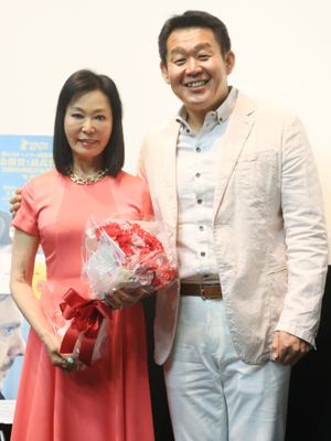 母の再婚に前向きな花田虎上（右）と藤田紀子親子