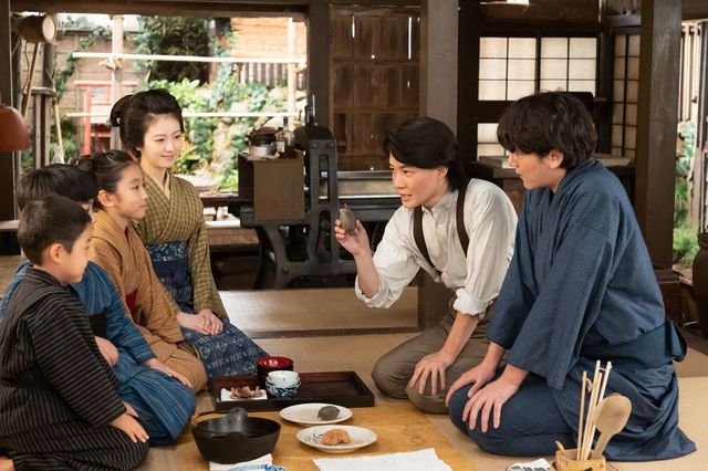 オーギョーチを食べながら…「らんまん」第110回の場面写真：フォトギャラリー