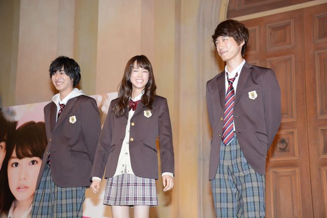 桐谷美玲は“ギリギャル”?!　25歳の制服姿は「ギリギリアウト」　画像ギャラリー：フォトギャラリー