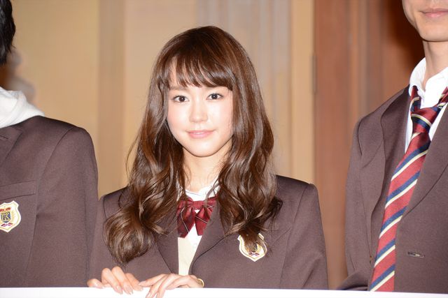 桐谷美玲は“ギリギャル”?!　25歳の制服姿は「ギリギリアウト」　画像ギャラリー（4枚目）