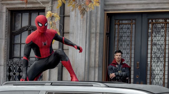 スパイダーマンを見守るドクター・ストレンジ…『スパイダーマン：ノー・ウェイ・ホーム』場面写真：フォトギャラリー