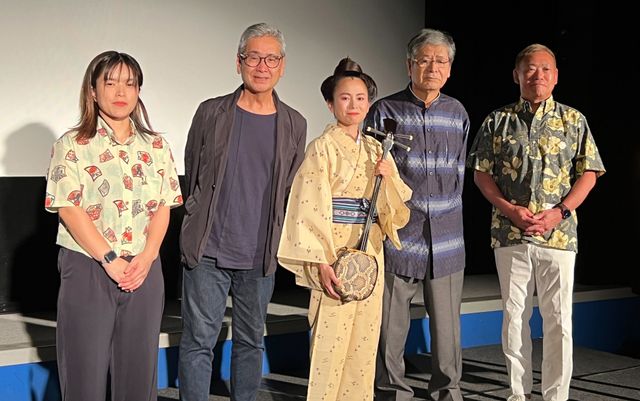 沖縄戦の悲惨さ伝えるドキュメンタリーの舞台あいさつ：フォトギャラリー