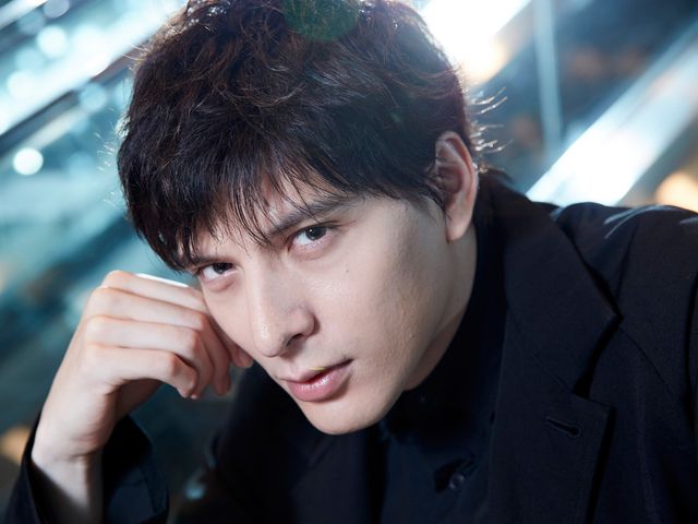 鋭く美しい眼差しに吸い込まれる…【インタビューカット集】：フォトギャラリー