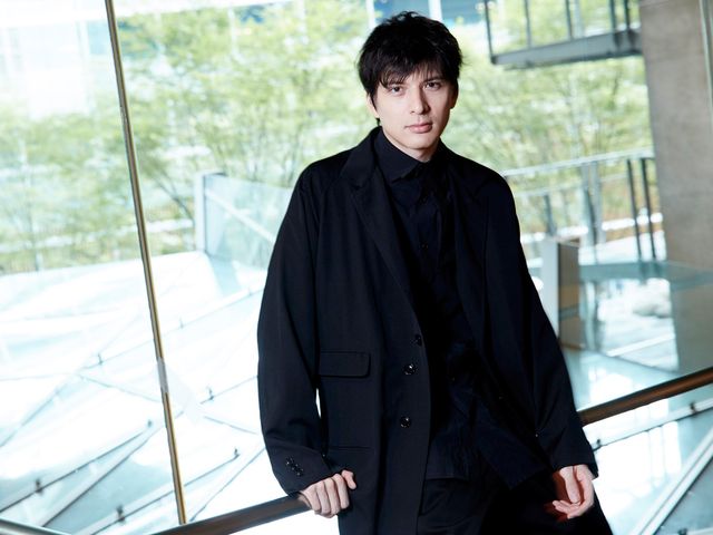 鋭く美しい眼差しに吸い込まれる…【インタビューカット集】（5枚目）