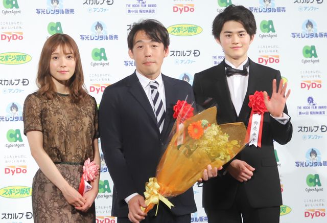 左から花束ゲストの松岡茉優、石川慶監督、鈴鹿央士