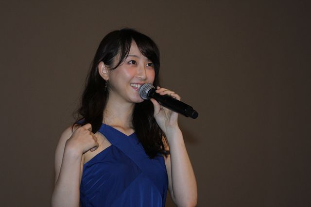 松井玲奈の大人っぽいブルーのドレス姿！フォトギャラリー：フォトギャラリー