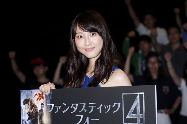 松井玲奈の大人っぽいブルーのドレス姿！フォトギャラリー（8枚目）