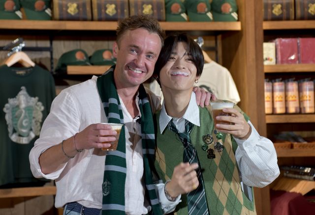 魔法界で人気の飲み物バタービールで乾杯！ - 泡のヒゲをつけたトム・フェルトン＆松島聡