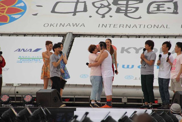 噂の2人、ピース綾部と芹那がステージ共演も綾部は関係を否定　画像ギャラリー（3枚目）