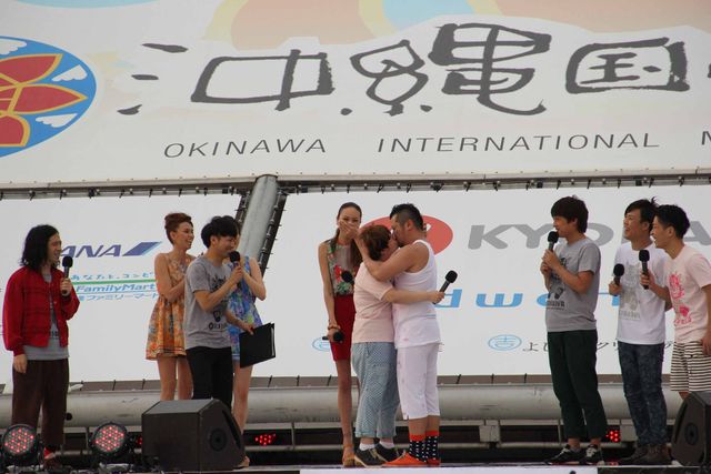 噂の2人、ピース綾部と芹那がステージ共演も綾部は関係を否定　画像ギャラリー（4枚目）