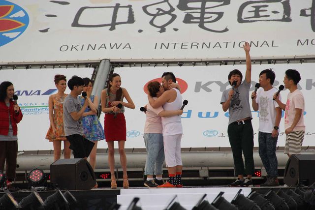 噂の2人、ピース綾部と芹那がステージ共演も綾部は関係を否定　画像ギャラリー（5枚目）