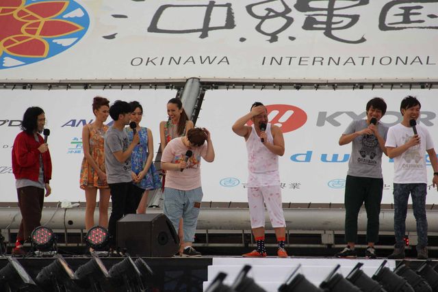 噂の2人、ピース綾部と芹那がステージ共演も綾部は関係を否定　画像ギャラリー（6枚目）