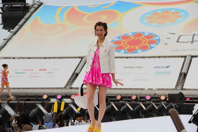 噂の2人、ピース綾部と芹那がステージ共演も綾部は関係を否定　画像ギャラリー（7枚目）