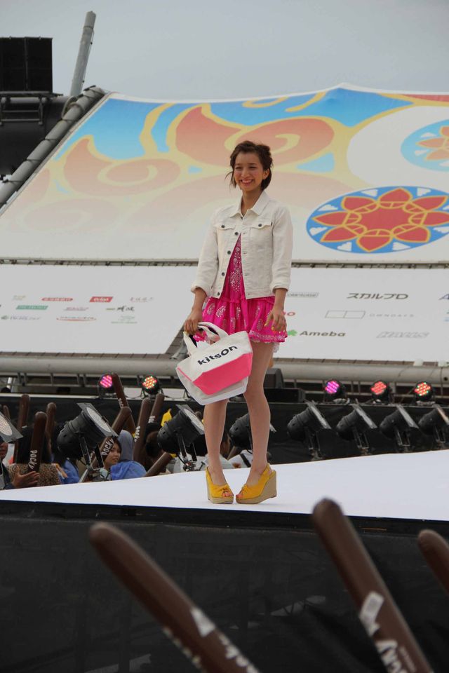 噂の2人、ピース綾部と芹那がステージ共演も綾部は関係を否定　画像ギャラリー（9枚目）