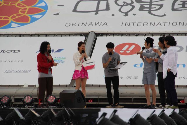 噂の2人、ピース綾部と芹那がステージ共演も綾部は関係を否定　画像ギャラリー（15枚目）