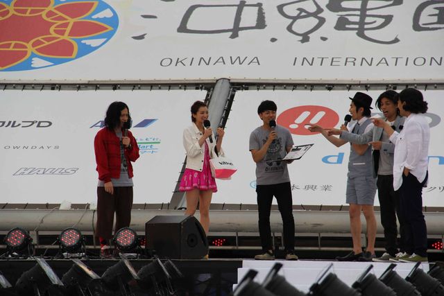 噂の2人、ピース綾部と芹那がステージ共演も綾部は関係を否定　画像ギャラリー（16枚目）