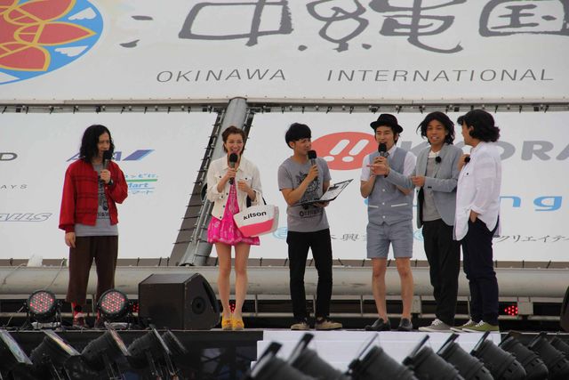 噂の2人、ピース綾部と芹那がステージ共演も綾部は関係を否定　画像ギャラリー（17枚目）