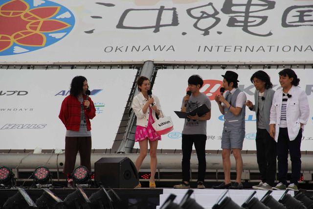 噂の2人、ピース綾部と芹那がステージ共演も綾部は関係を否定　画像ギャラリー（19枚目）