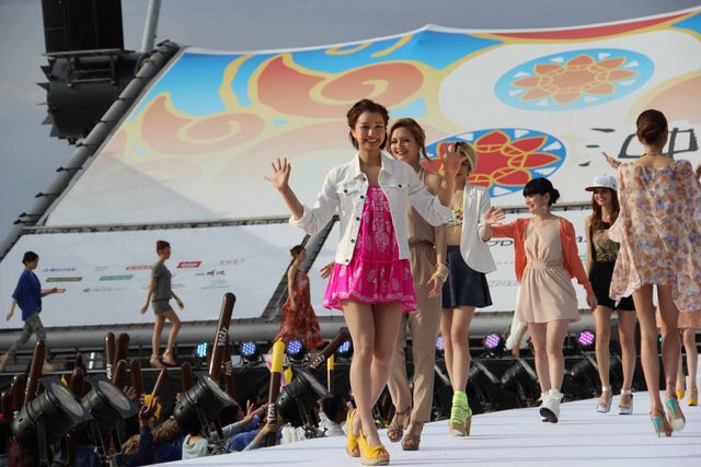 噂の2人、ピース綾部と芹那がステージ共演も綾部は関係を否定　画像ギャラリー（24枚目）